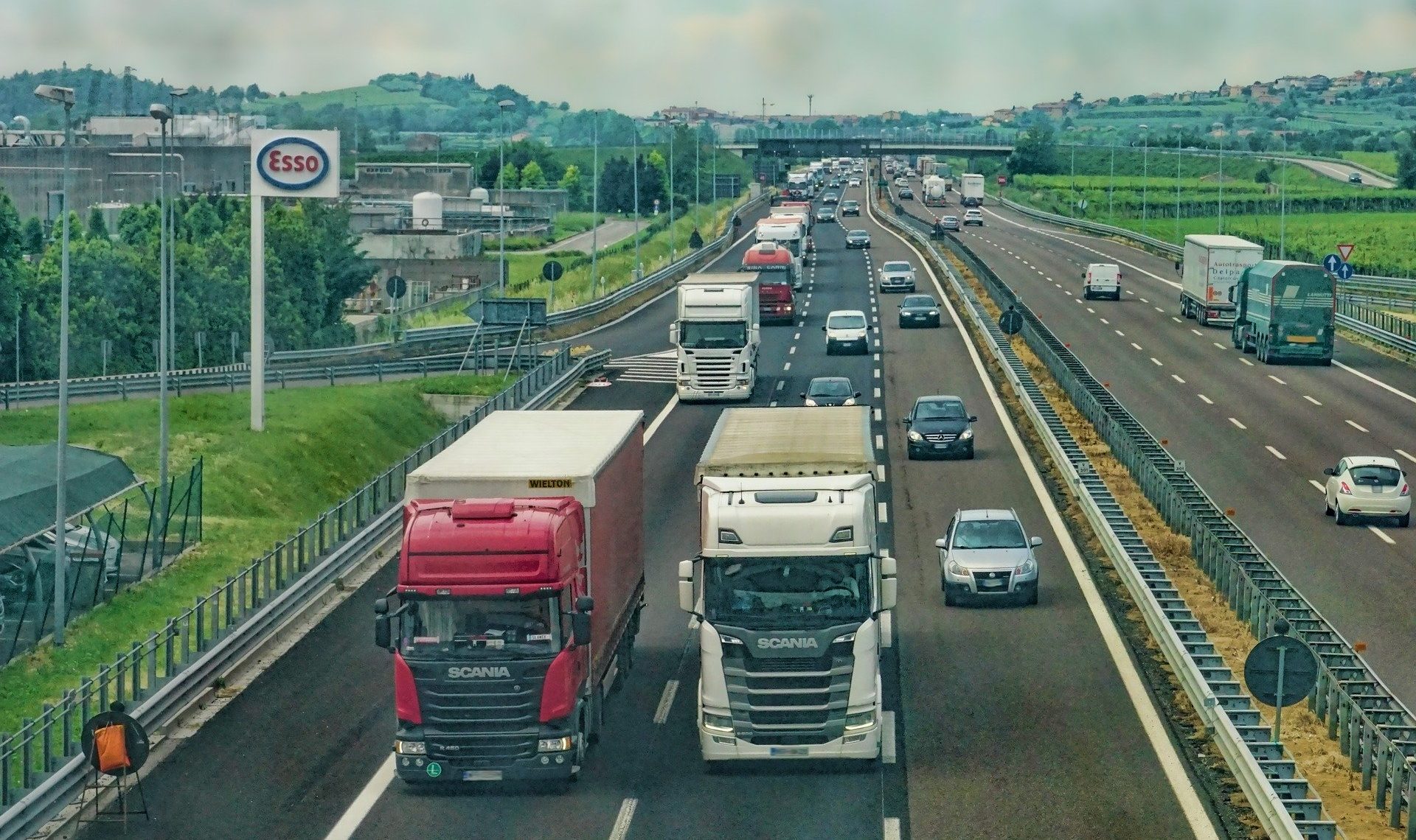 Dispositions relatives à l’exercice de la profession de transporteur routier et modifiant le code de la route